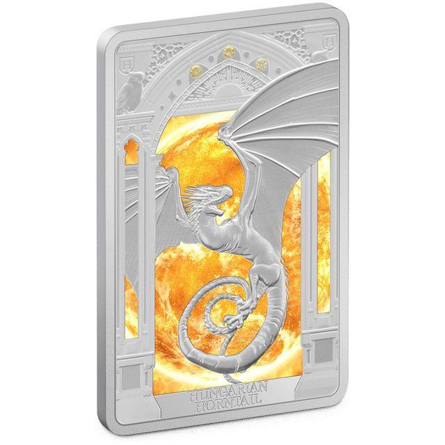 The coin depicts the dragon in a frosted engraving, offset by a fiery, yellow-coloured background. The detailed arch, featured on both sides, transports you to the Wizarding World. Three yellow cubic zirconia stones have been added, for an extra touch of beauty.